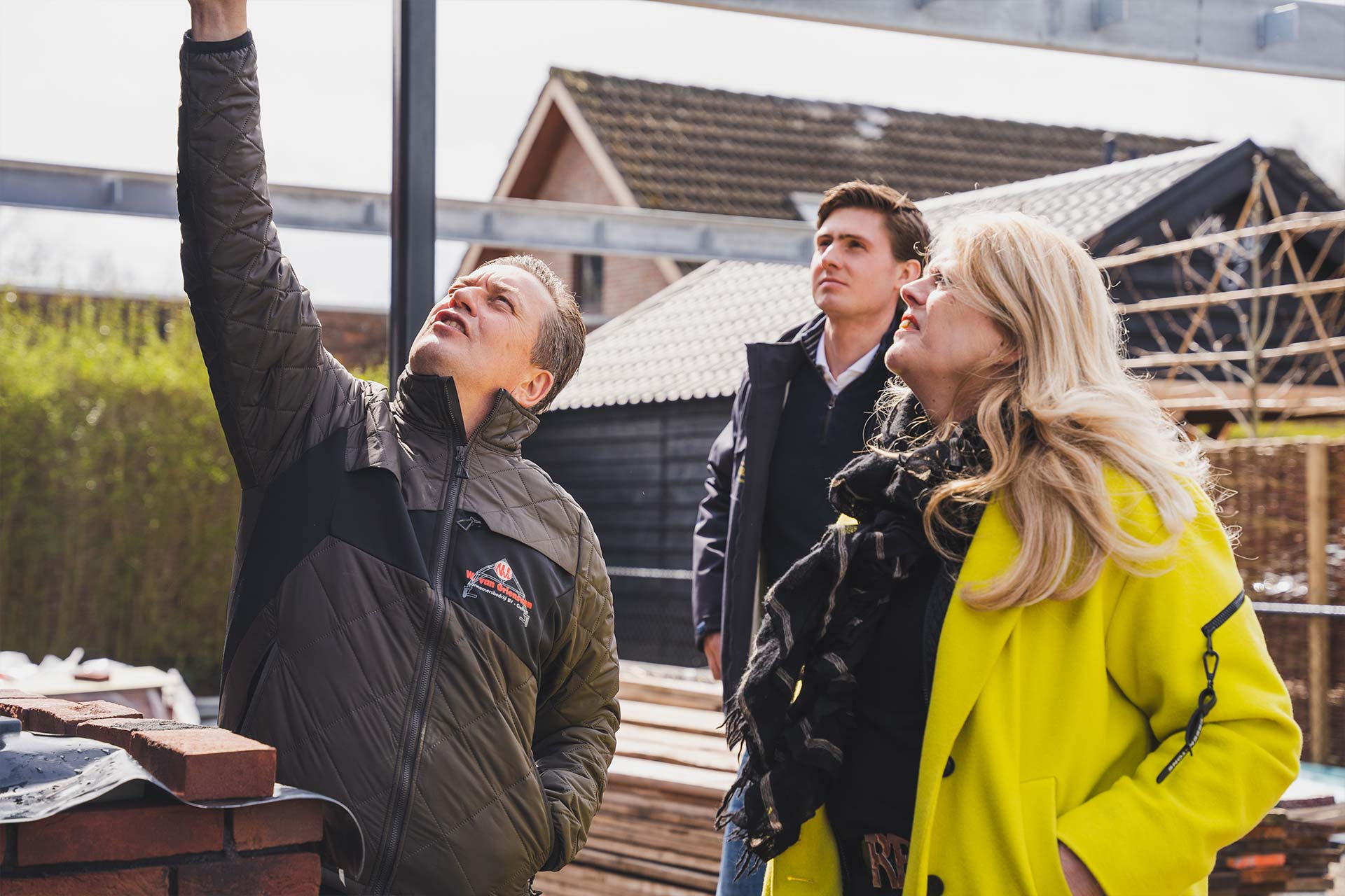 We verzorgen en ontzorgen in de bouw, altijd in nauw contact.